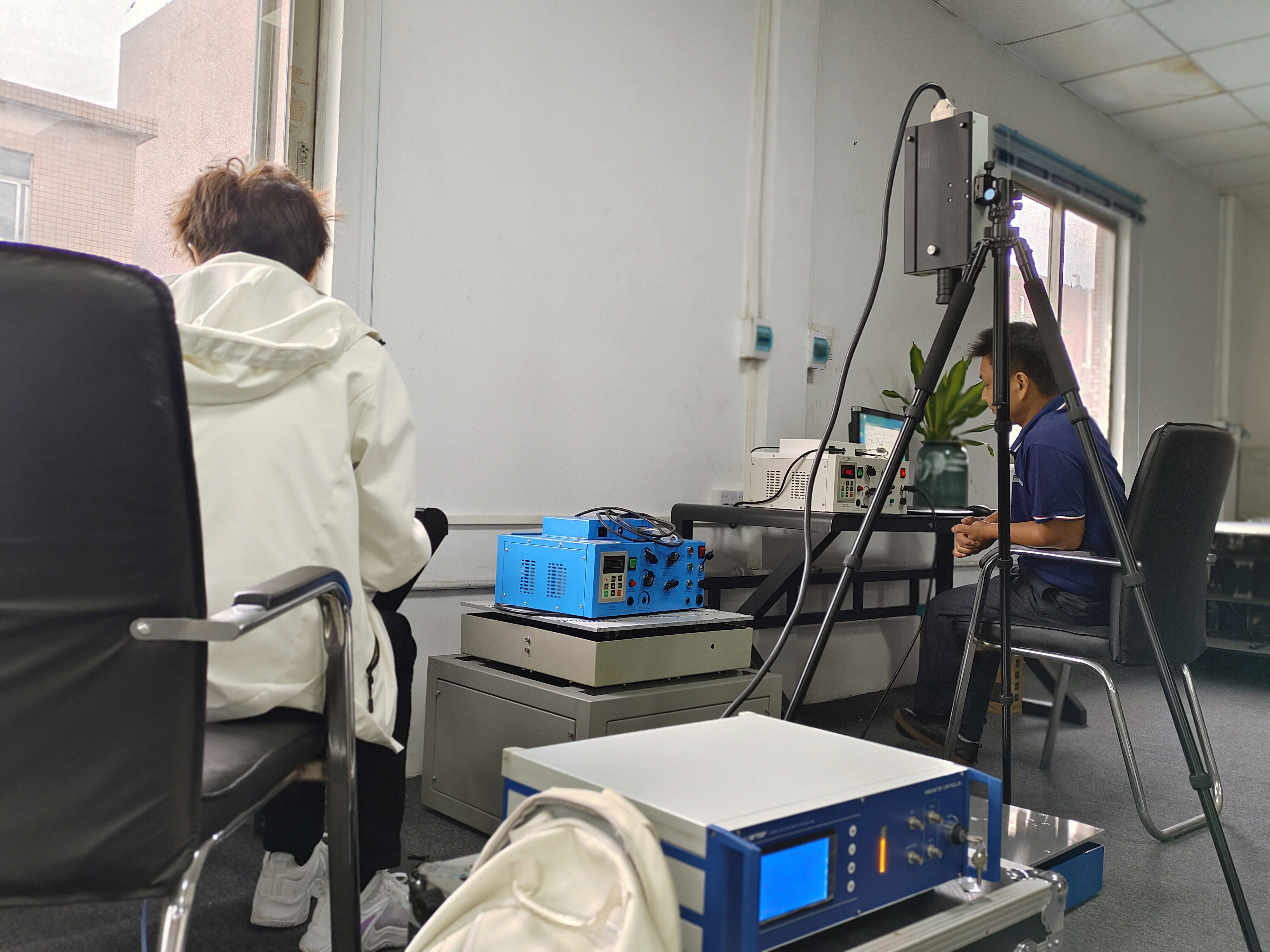 電磁式振動台