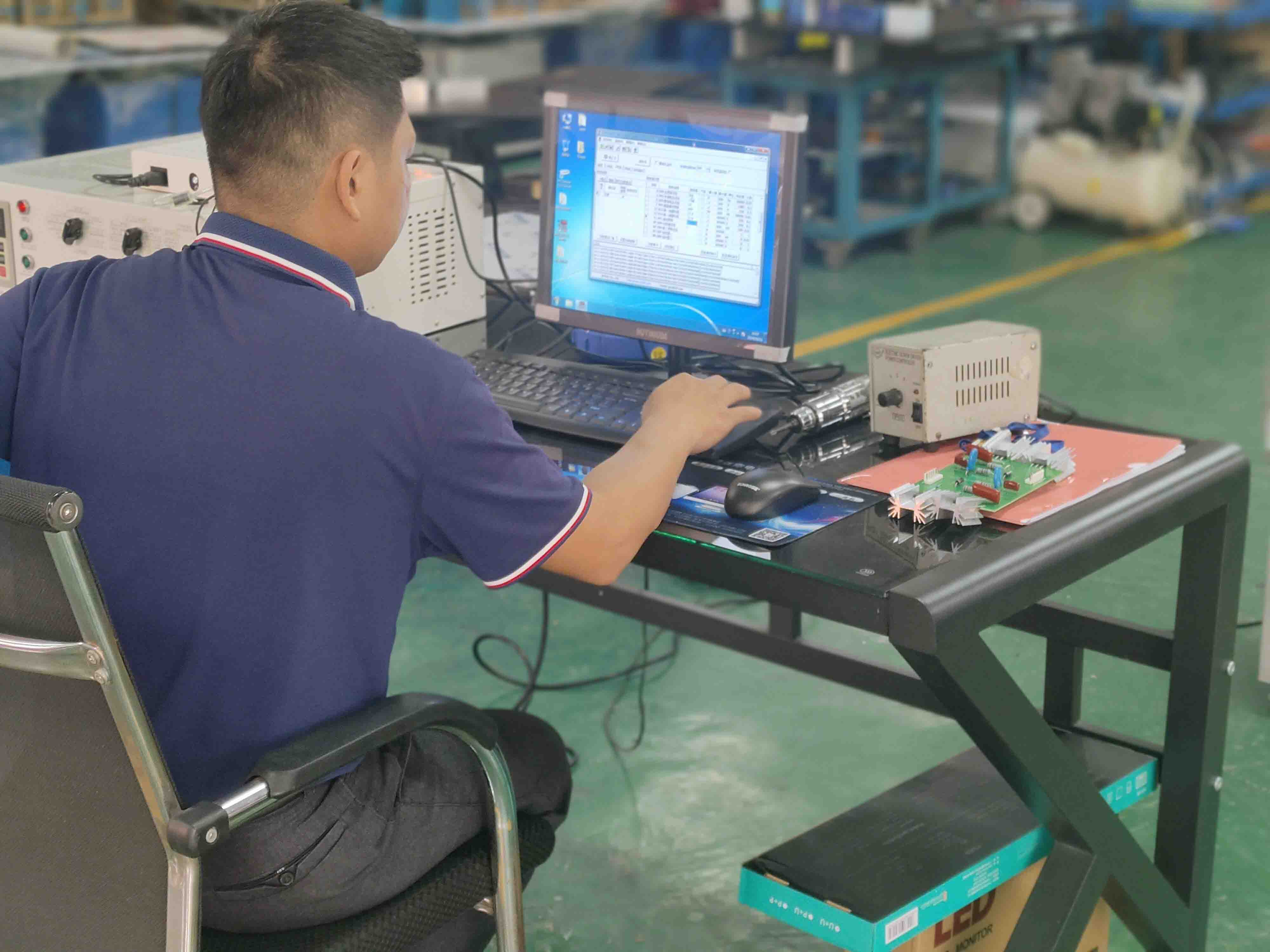 電(diàn)磁式振動台 電磁式振動台